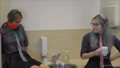 Viciado / amarrado e amordaçado / senhora em apuros