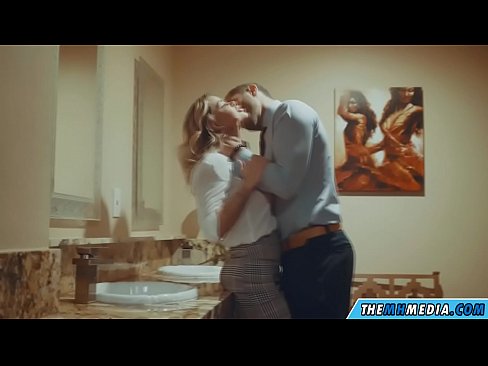 ❤️ Quando uma loira peituda o seduz em um banheiro público Sexo vídeo em pt-br.bitcoinex.top ❌